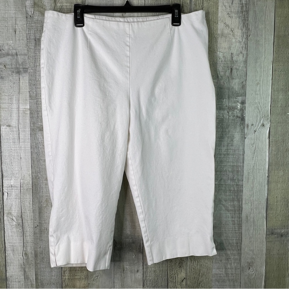 Chico’s Size 3 White Capri Pants w/Side Zipper with A Hook & Eye Closure